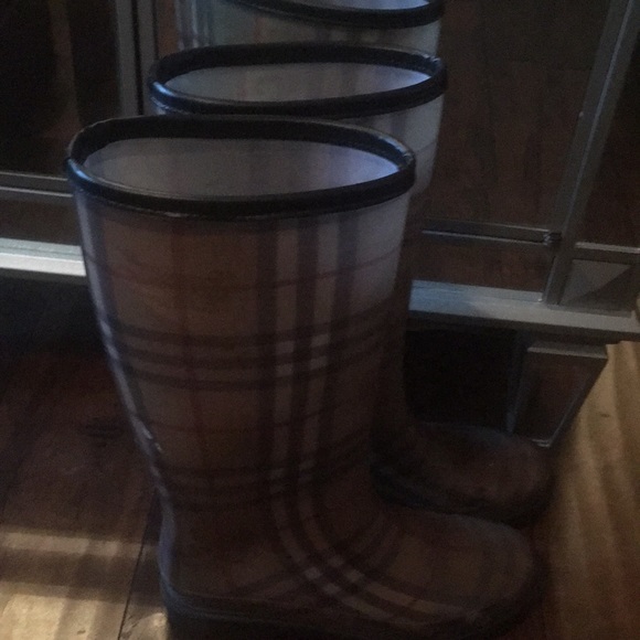 💯 Burberry rain boots - Picture 2 of 4